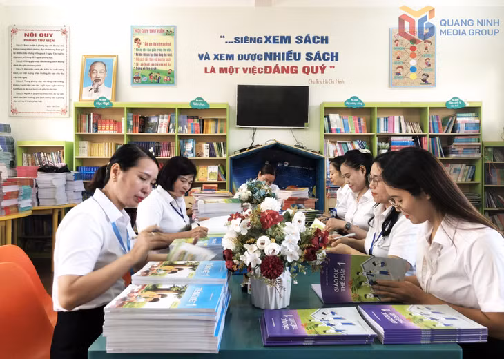 Giáo viên Trường Tiểu học Thanh Sơn (phường Uông Bí) đóng dấu, phân loại sách giáo khoa chuẩn bị cho năm học mới.