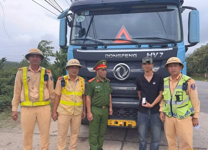 Qua kiểm tra, lực lượng công an phát hiện tài xế N.V.T dương tính với chất ma túy và trên ô tô đầu kéo do tài xế này cầm lái có 412 viên nén nghi là ma túy tổng hợp. (Ảnh: CACC)