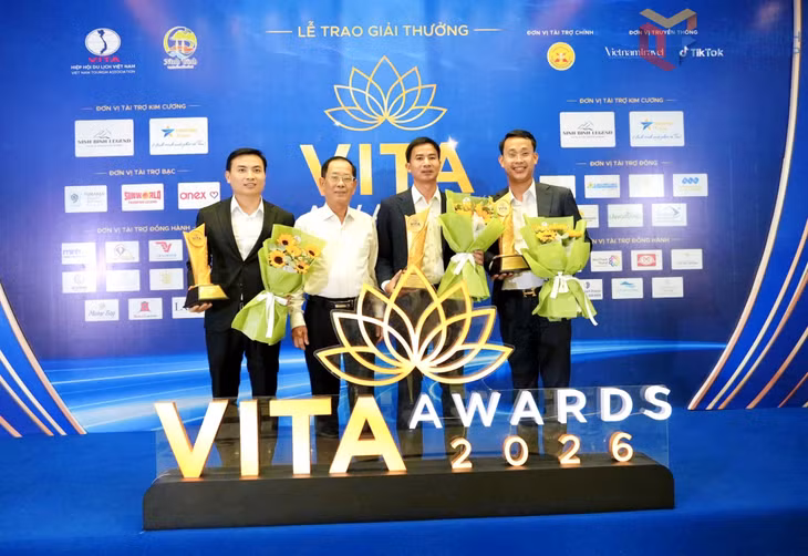 Đại diện các đơn vị doanh nghiệp được vinh danh và Hiệp hội du lịch Quảng ninh chụp hình lưu niệm.