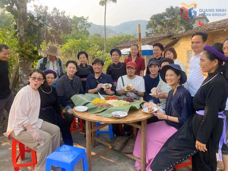 Du khách Nhật Bản trải nghiệm đồ xôi ngũ sắc với đồng bào vùng cao. Ảnh: Nguyễn Thị Thiển (Sở VH,TT&DL)