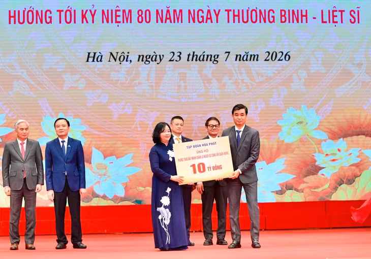 Đại diện lãnh đạo Tập đoàn Hoà Phát ủng hộ 10 tỷ đồng cho Phong trào đẩy mạnh chăm lo người có công với cách mạng.