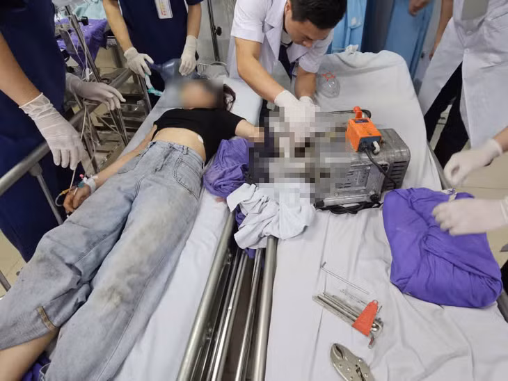 Bệnh nhân V.T.H.P. (19 tuổi, xã Lục Hồn) bị tổn thương bàn tay nghiêm trọng được cấp cứu tại Bệnh viện Bãi Cháy. Ảnh: Mạc Thảo