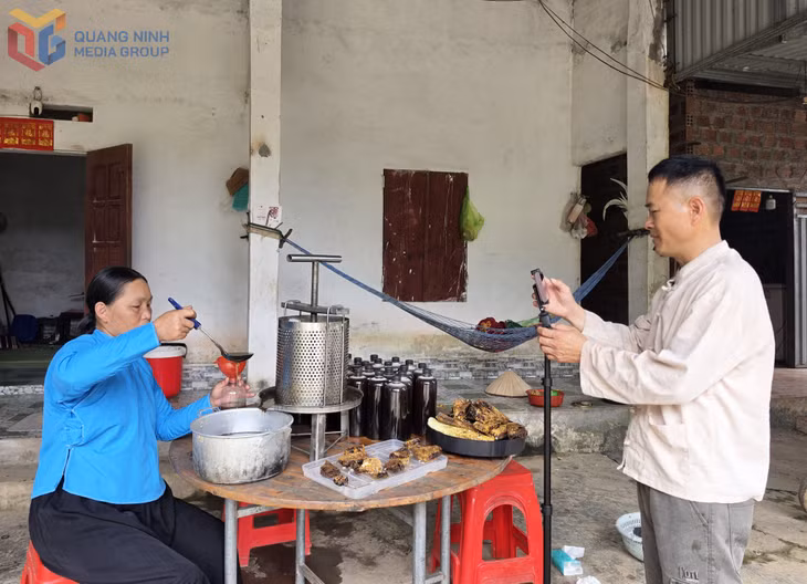 Anh Nịnh Văn Dìn trong phiên livestream bán mật ong rừng.
