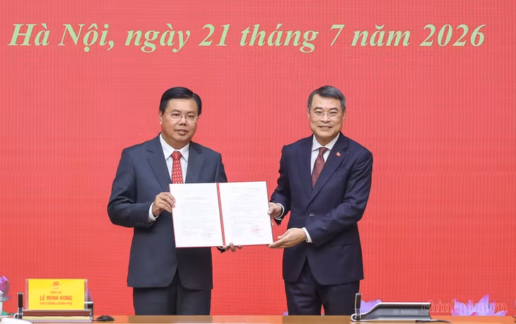 Thủ tướng Lê Minh Hưng trao Quyết định giao Quyền Bộ trưởng Bộ Nội vụ với đồng chí Nguyễn Tiến Hải - Ảnh: VGP/Nhật Bắc