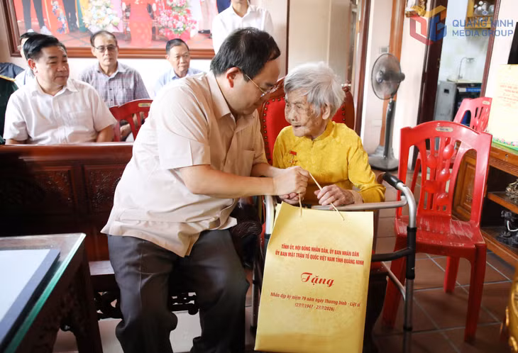 Đồng chí Bí thư Tỉnh ủy tặng quà tri ân Mẹ Việt Nam Anh hùng Nguyễn Thị Huệ.