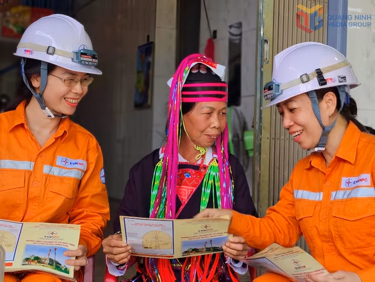 Nhân viên Công ty Điện lực Quảng Ninh tuyên truyền cho bà con xã Hải Hà sử dụng điện an toàn, tiết kiệm, hiệu quả.