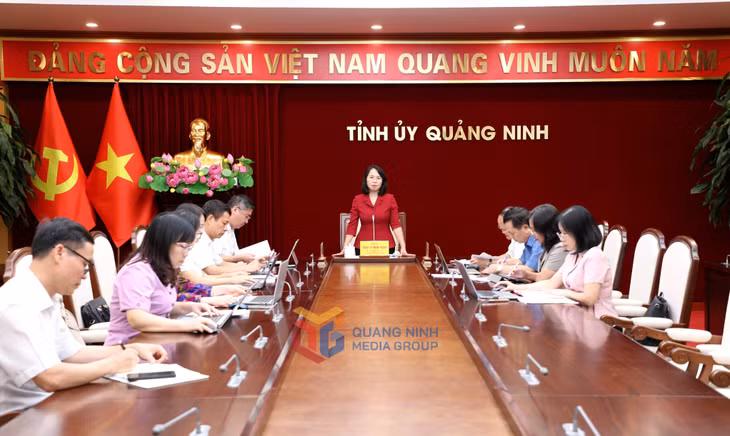 Đồng chí Trịnh Thị Minh Thanh, Phó Bí thư Thường trực Tỉnh ủy, Chủ tịch HĐND tỉnh, Bí thư Đảng ủy các cơ quan Đảng tỉnh, phát biểu kết luận.