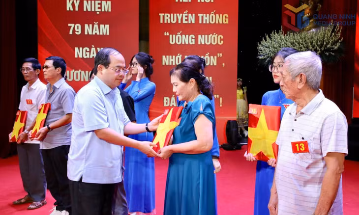 Đồng chí Bí thư Tỉnh ủy trao tặng các bức ảnh chân dung liệt sĩ được phục dựng tới thân nhân các gia đình liệt sĩ.