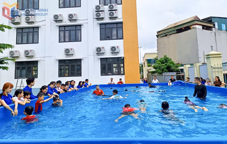 Thiếu nhi xã Ba Chẽ học bơi tại công trình bể bơi thông minh.