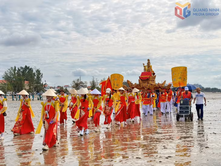 Nghi lễ rước kiệu nghênh thần trên biển trong lễ hội đình Trà Cổ năm 2026.