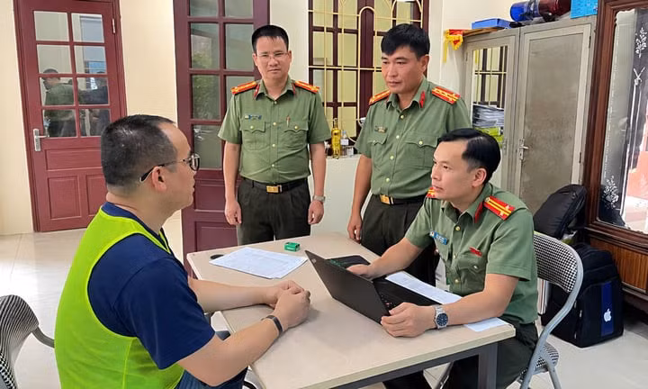 Lãnh đạo Công an tỉnh Bắc Ninh thẩm vấn Đinh Đức Phụng (biệt danh Simon) - kẻ cầm đầu đường dây tại Việt Nam. (Ảnh: BBN)
