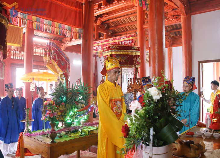 Lễ yên vị được thực hiện trang nghiêm sau khi đoàn rước kiệu từ nghè trở về đình Cẩm Hải.