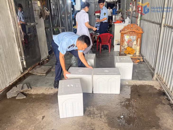 Đội QLTT số 4 kiểm tra cơ sở sản xuất nước đá dùng liền Tiến Hưng của hộ kinh doanh Nguyễn Thị Vui.