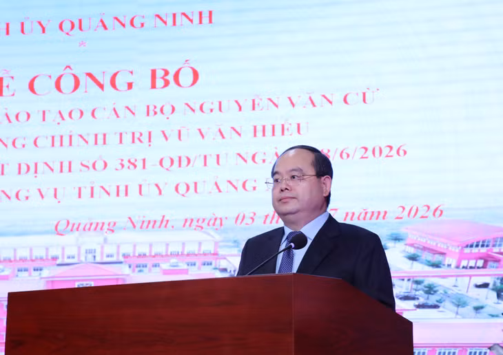 Đồng chí Quản Minh Cường, Ủy viên Trung ương Đảng, Bí thư Tỉnh ủy, Trưởng Đoàn ĐBQH tỉnh, phát biểu chỉ đạo tại buổi lễ.