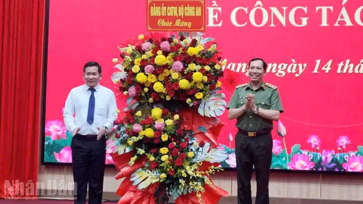 Thượng tướng Lê Văn Tuyến, Thứ trưởng Công an tặng hoa chúc mừng tân Phó Bí thư Tỉnh ủy An Giang.