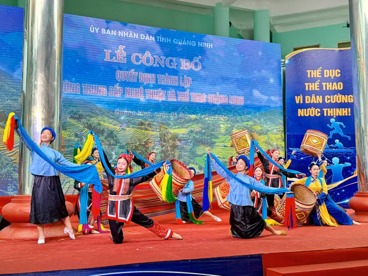 Học sinh Trường Trung cấp Nghệ thuật và Thể thao Quảng Ninh biểu diễn các tiết mục nghệ thuật đặc sắc tại lễ công bố quyết định thành lập trường.