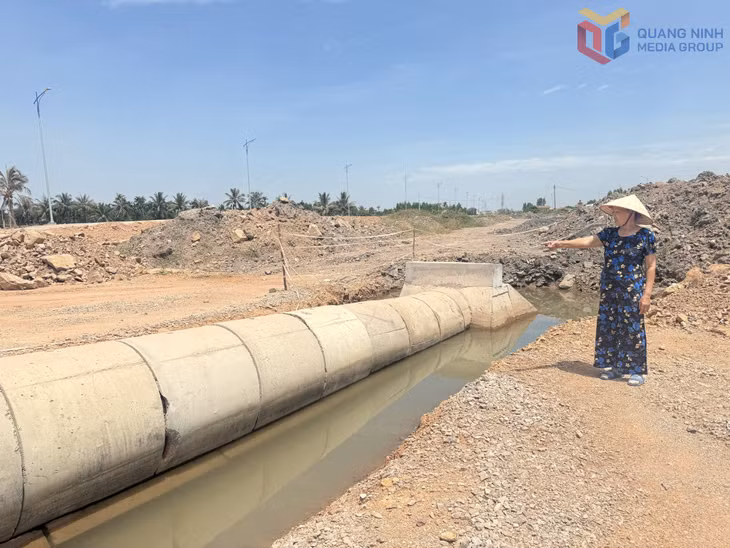 Chủ đầu tư triển khai xây dựng tuyến mương dọc đường ven sông đoạn qua khu Yên Lãng (phường Mạo Khê) nhằm bảo đảm tiêu thoát nước cho khu dân cư.