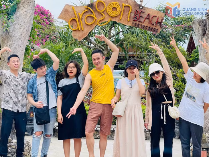 Du khách hào hứng check-in tại homestay Coto Dragon Beach (thôn Hồng Vàn, đặc khu Cô Tô).