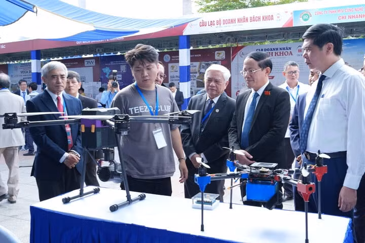Các đại biểu tham quan gian hàng trưng bày UAV. (Ảnh: Bộ KH&CN)