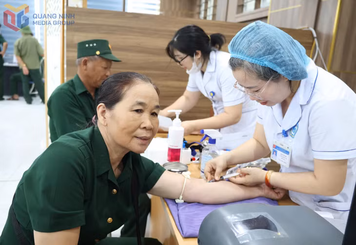 Các cựu chiến binh được lấy máu xét nghiệm trong chương trình khám bệnh miễn phí tại Bệnh viện Lão khoa - Phục hồi chức năng Quảng Ninh.
