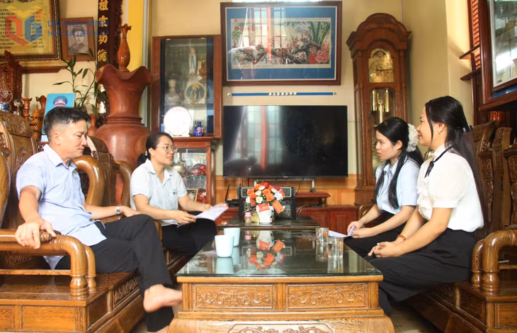 Bí thư Chi bộ Nguyễn Thị Hồng và Trưởng khu Bùi Thị Yến đến từng hộ ở khu Chợ Đồn (phường Hiệp Hòa) nắm bắt tình hình, lắng nghe tâm tư, nguyện vọng của người dân trong những ngày đầu nhận nhiệm vụ.