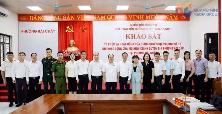 Đồng chí Bí thư Tỉnh ủy cùng đoàn công tác chụp ảnh với Ban Thường vụ Đảng ủy phường Bãi Cháy.