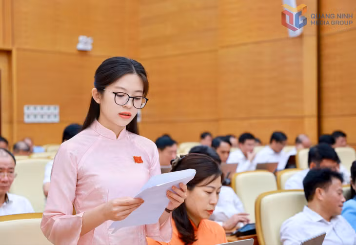 Đại biểu Đặng Vũ Minh Tâm, Giáo viên Trường Tiểu học và Trung học cơ sở Cô Tô, đặc khu Cô Tô, phát biểu thảo luận tại hội trường.
