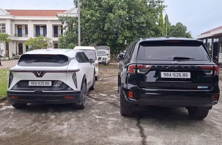 Ô tô màu trắng gắn biển số giả trùng với biển xe ô tô màu đen.