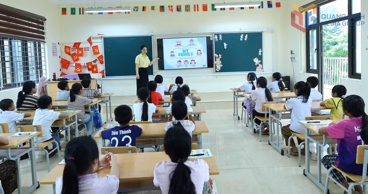 Lớp học tiếng Anh miễn phí thu hút đông đảo các em học sinh Trường Tiểu học, THCS Lục Hồn tham gia trong dịp hè.