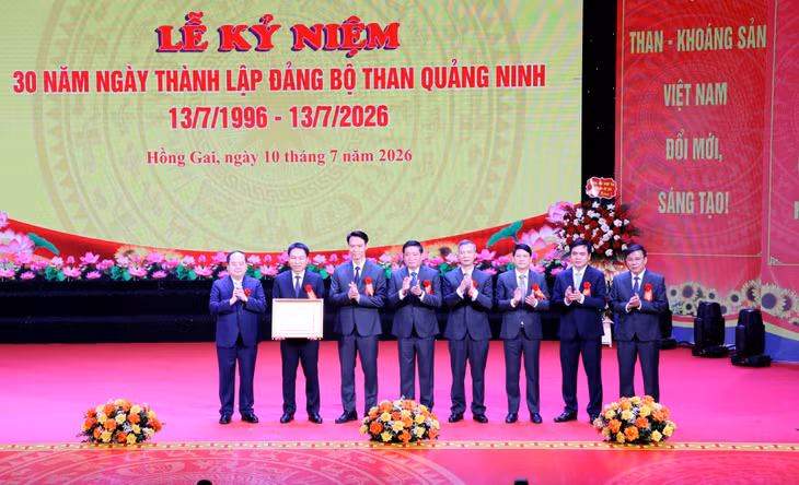Đồng chí Quản Minh Cường, Ủy viên Trung ương Đảng, Bí thư Tỉnh ủy, Trưởng Đoàn ĐBQH tỉnh, trao Bằng khen của Ban Thường vụ Tỉnh ủy cho Đảng ủy Than Quảng Ninh.