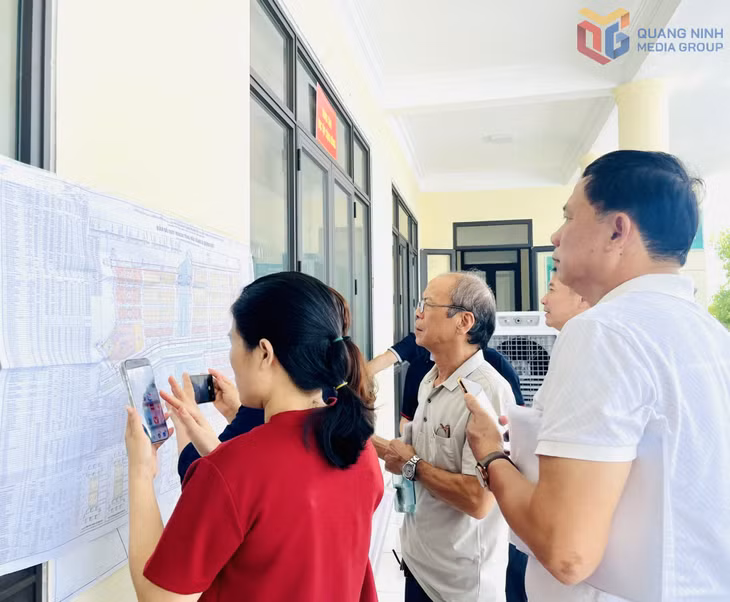 Các nhà đầu tư đối chiếu lại vị trí ô đất, diện tích theo quy hoạch chi tiết tỷ lệ 1/500 đã được điều chỉnh.