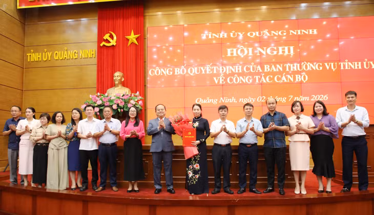 Tập thể cán bộ Sở Giáo dục và Đào tạo tặng hoa chúc mừng đồng chí Nguyễn Thị Thúy.