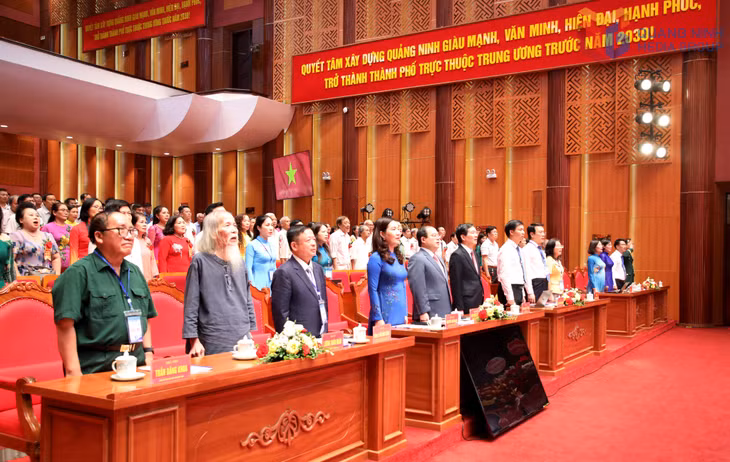 Các đại biểu làm lễ chào cờ.