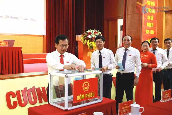 Kỳ họp thứ 5 HĐND đặc khu Vân Đồn bỏ phiếu bầu Chủ tịch UBND đặc khu Vân Đồn nhiệm kỳ 2026-2031.