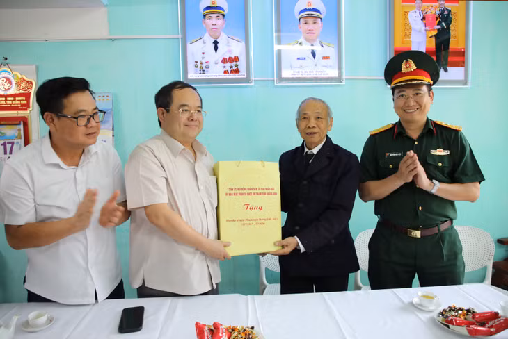 Đồng chí Bí thư Tỉnh ủy đến thăm, tặng quà Anh hùng Lực lượng vũ trang nhân dân Nguyễn Văn Phả (phường Hạ Long).