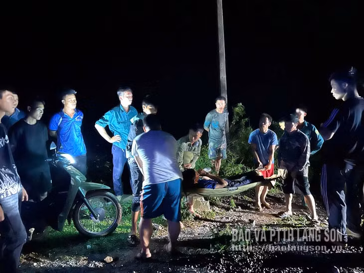 Cán bộ Ban CHQS xã Quan Sơn và lực lượng dân quân xã cùng nhân dân tham gia ứng cứu nạn nhân bị tai nạn giao thông lên khỏi vực sâu