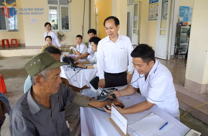 Người cao tuổi được thăm hỏi, kiểm tra huyết áp trong quá trình khám sức khỏe.