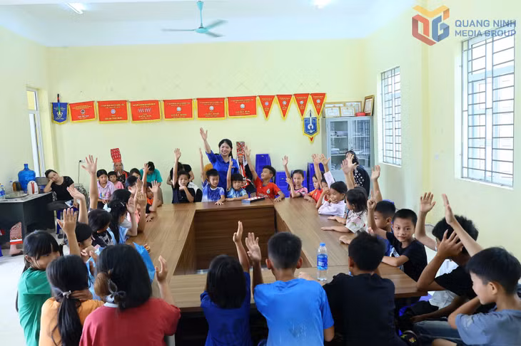 Niềm vui của trẻ em khi được tham gia các hoạt động hè do Đoàn Thanh niên xã Lục Hồn tổ chức.