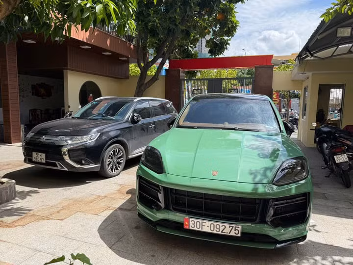 Xe Porsche và Mitsubishi liên quan hành vi gây rối của Thái và Lâm tại Cơ quan Công an. (Ảnh: Công an TP.HCM)
