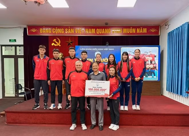 Vận động viên điền kinh tiếp sức đã được khen thưởng 100 triệu đồng. Ảnh: Hoài Việt
