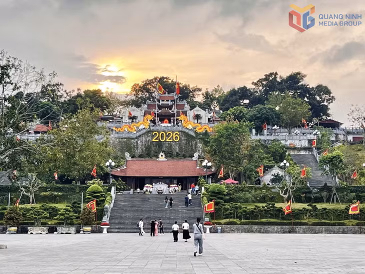 Di tích đền Cửa Ông với hạ tầng được mở rộng đồng bộ, khang trang, ngoài giá trị tâm linh còn là điểm đến của nhiều du khách.