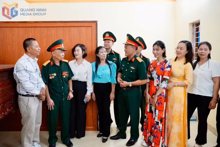 Lãnh đạo Bộ CHQS tỉnh, Ban Chỉ huy Phòng thủ khu vực 5 - Quảng Yên cùng phường Hiệp Hoà thăm hỏi, động viên ông Đinh Văn Thung trong ngày bàn giao ngôi nhà mới.