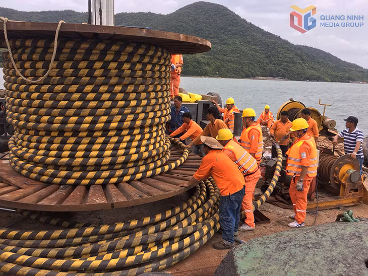 Năm 2018, sự cố đứt cáp ngầm đường dây 22kV đã khiến cuộc sống của hàng nghìn hộ dân tại Cô Tô bị đảo lộn vì mất điện.