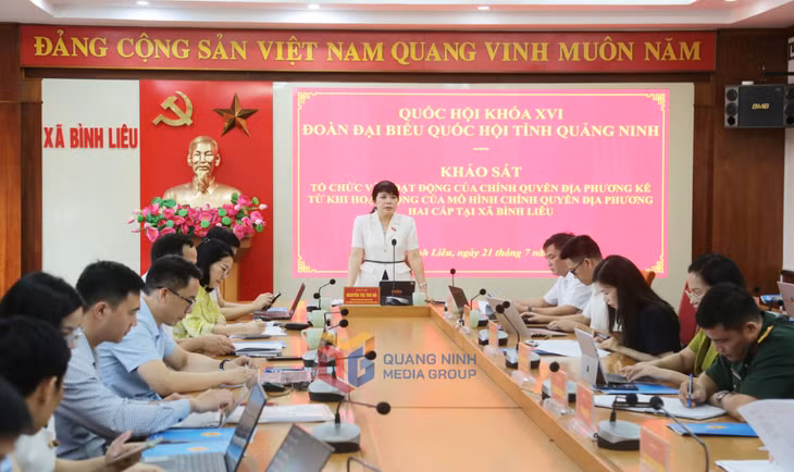 Đồng chí Nguyễn Thị Thu Hà, Phó Trưởng Đoàn ĐBQH tỉnh phát biểu tại buổi khảo sát tại xã Bình Liêu.