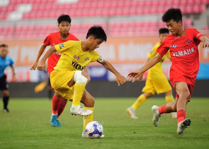 U13 Sông Lam Nghệ An (áo vàng) chạm trán U13 Thể Công Viettel.