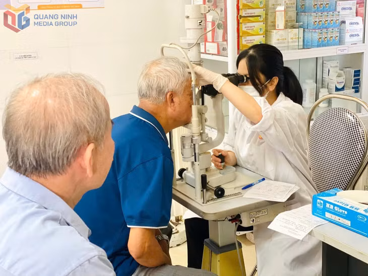 Người cao tuổi, có công tại phường Quảng Yên được khám sàng lọc miễn phí.