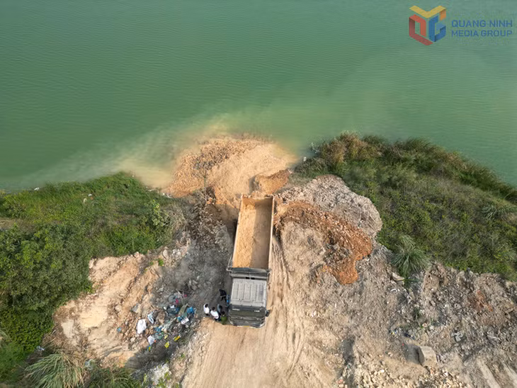 Vị trí các đối tượng đổ trái phép bùn thải gần nguồn nước phụ vụ canh tác nông nghiệp của bà con nhân dân Khu Yên Mỹ, phường Hoành Bồ.