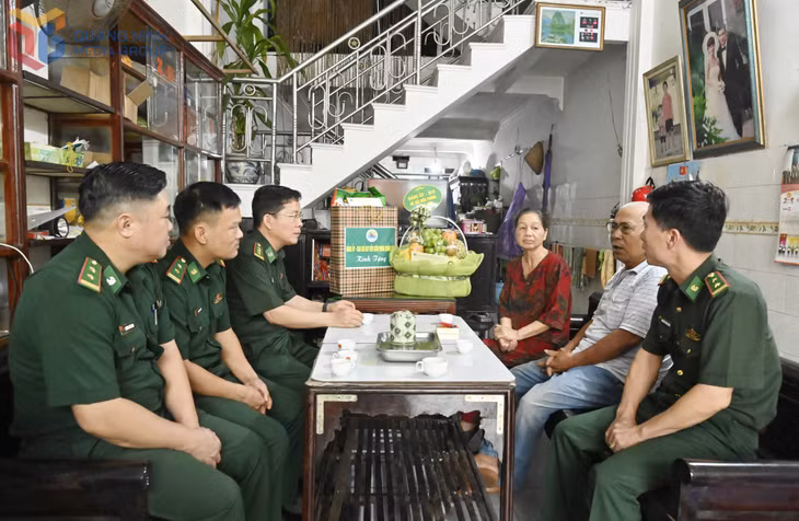 Lãnh đạo BĐBP tỉnh tặng quà cho gia đình Liệt sĩ Lê Vũ Việt Khánh, xã Quảng Hà, nhân kỷ niệm 79 năm Ngày Thương binh - Liệt sĩ 27/7.