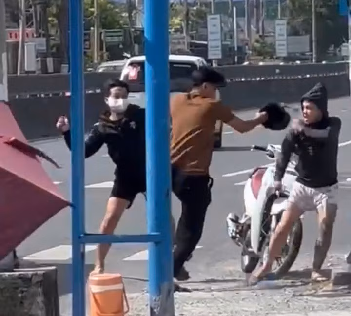 Hai kẻ cầm dao tấn công nam thanh niên. (Ảnh chụp từ clip)