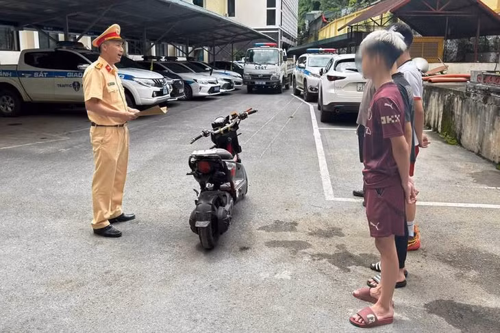 Phòng Cảnh sát giao thông - Công an tỉnh Sơn La tuyên truyền, giáo dục, lập hồ sơ xử lý vi phạm hành chính 7 thanh thiếu niên vi phạm giao thông. Ảnh: Công an tỉnh Sơn La